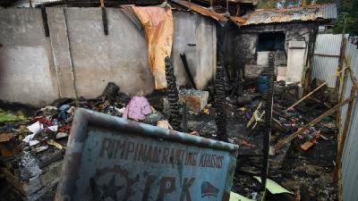 Rumah wartawan Rico Sempurna Pasaribu yang terbakar di Kabanjahe, Kabupaten Karo, Sumatera Utara, 2 Juli 2024. Antara/Fransisco Carolio