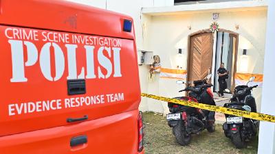 Polisi memeriksa TKP peristiwa penembakan terhadap dua orang warga negara Australia di bangunan vila di kawasan Desa Munggu, Badung, Bali, 14 Juni 2025. Antara/Fikri Yusuf