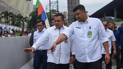 Wali Kota Medan Bobby Nasution bersama Pj Sekda Kota Medan Topan Obaja Putra Ginting (kiri) meninjau underpass HM Yamin di Medan, Sumatera Utara, 15 Januari 2025. Antara/Fransisco Carolio