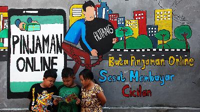 A mural warning of the dangers of online loans, prevalent in Surabaya’s Tempurejo area, East Java, on September 7, 2021. Antara/Didik Suhartono
