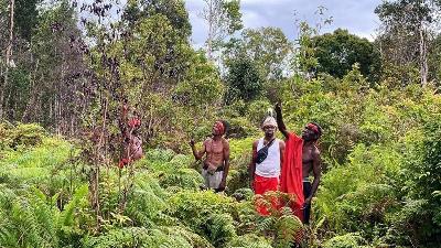 Customary law communities in Konda District participated in verifying land objects for customary forest designation, in collaboration with the Integrated Team for Verification of Proposed Customary Forest Determination established by the Ministry of Environment and Forestry (KLHK) in Konda District, South Sorong Regency, Southwest Papua, October 15, 2024. Antara/Prisca Triferna