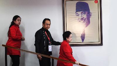 PDI Perjuangan Chairman Megawati Soekarnoputri (right) with Prananda Prabowo and Puan Maharani (left) after closing the Third National Working Meeting of PDI Perjuangan in Jakarta, June 8, 2023. Antara/Akbar Nugroho Gumay
