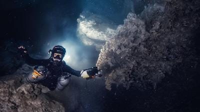 Penyelam gua, Sarah Diana Oktavia, menyelam di Gua Laulawi, Buton Tengah, Sulawesi Tenggara. Dok Rock n Roll Divers