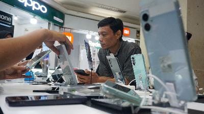 Pengunjung ITC Roxy Mas saat berbelanja smartphone, Jakarta, 13 April 2025. Tempo/Ilham Balindra