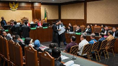 Lima terdakwa kasus korupsi kegiatan importasi gula di Kementerian Perdagangan, Eka Sapanca (kiri), Hendrogianto Antonio Tiwon, Hans Falita Hutama, Then Surianto Eka Prasetyo, dan Tony Wijaya mengikuti sidang dakwaan di Pengadilan Tipikor Jakarta, 19 Juni 2025. Antara/Sulthony Hasanuddin