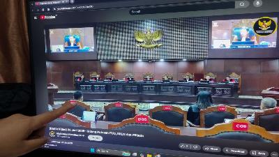 Tangkapan layar suasana sidang putusan Mahkamah Konstitusi mengenai pemisahan penyelenggaraan pemilihan umum nasional dan daerah, di Gedung Mahkamah Konstitusi, Jakarta, 26 Juni 2025. Tempo/Ratih Purnama

