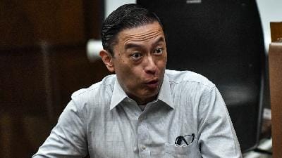 Terdakwa kasus dugan korupsi impor gula Thomas Trikasih Lembong atau Tom Lembong bersiap mengikuti sidang lanjutan di Pengadilan Tipikor, Jakarta Pusat, 20 Mei 2025. Tempo/Tony Hartawan