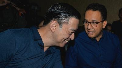 Thomas Trikasih Lembong (kiri) bersama Anies Baswedan sebelum sidang pembacaan dakwaan kasus dugaan korupsi importasi gula di Pengadilan Tipikor, Jakarta, 6 Maret 2025. Tempo/Tony Hartawan