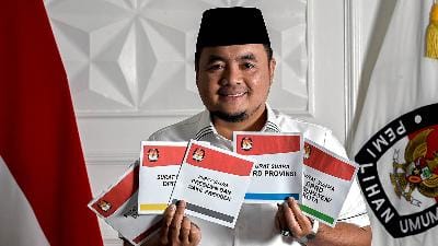Ketua Komisi Pemilihan Umum (KPU) Mochammad Afifuddin sesi foto setelah wawancara dengan Tempo di Kantor KPU, Jakarta, 10 Juli 2025. Tempo/M Taufan Rengganis