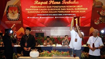 Pasangan calon Gubernur Sumatera Utara Edy Rahmayadi-Hasan Basri Sagala (kiri) dan Bobby Nasution-Surya (kanan) menunjukkan nomor urut dalam rapat pleno terbuka Komisi Pemilihan Umum Sumatera Utara di Medan, 23 September 2024. Antara/Yudi Manar