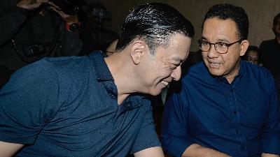 Thomas Lembong (left), defendant in the alleged sugar import corruption case, meets former Jakarta Governor Anies Baswedan while preparing for his indictment hearing at the Corruption Court in Jakarta, March 6, 2025. Tempo/Tony Hartawan