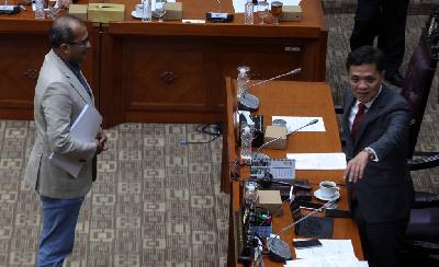 Suasana Rapat Kerja Komisi III dengan Kementerian Hukum dan Kementerian Sekretaris Negara RI membahas RUU Kitab Undang-Undang Hukum Acara Pidana dan Penyerahan Daftar Inventarisasi Masalah (DIM) di Kompleks Parlemen, Senayan, Jakarta, 8 Juli 2025. Tempo/Amston Probel