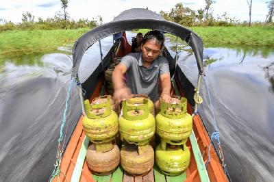 Distribusi elpiji 3 kilogram menggunakan perahu ketinting menyusuri Danau Semayang di Desa Enggelam, Muara Wis, Kabupaten Kutai Kartanegara, Kalimantan Timur, 17 Mei 2025. Antara/M Risyal Hidayat