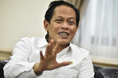 Menteri Lingkungan Hidup Hanif Faisol Nurofiq dalam sesi wawancara dengan Tempo, di ruang kerja Kementerian Lingkungan Hidup, Jakarta, 9 Mei 2025. Tempo/Imam Sukamto