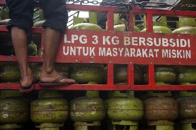 Bongkar muat elpiji 3 kilogram di sebuah agen kawasan Palmerah, Jakarta, 14 Juli 2025. Tempo/Ilham Balindra