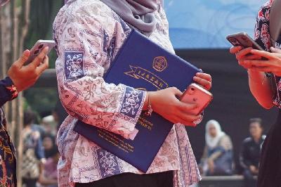 Penyerahan ijazah setelah mengikuti upacara peringatan Hari Pendidikan Nasional 2025 di Balai Kota Jakarta, 2 April 2025. Tempo/Ilham Balindra