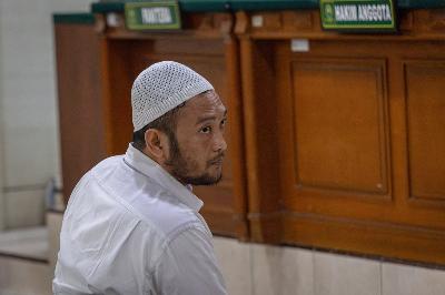 Terdakwa kasus dugaan penembakan yang menewaskan siswa SMKN 4 Semarang berinisial GRO (17) Robig Zaenudin menjalani sidang pembacaan tuntutan di Pengadilan Negeri Semarang, Jawa Tengah, 8 Juli 2025. Antara/Aji Styawan
