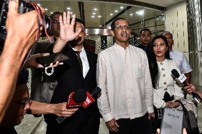 Mantan Menteri Pendidikan, Kebudayaan, Riset, dan Teknologi, Nadiem Makarim didampingi kuasa hukumnya seusai menjalani pemeriksaan di Gedung Kejaksaan Agung, Jakarta, 15 Juli 2025. Tempo/Tony Hartawan
