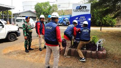 Investigators from the Junior Attorney General for Special Crimes at the Attorney General's Office seize several assets of PT Orbit Terminal Merak, Cilegon, Banten, June 11, 2025. Doc. Attorney General's Office Legal Information Center