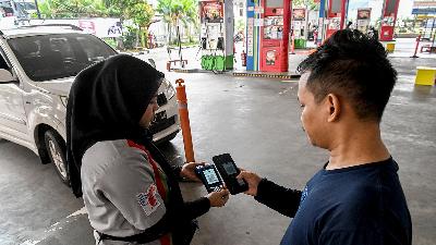 Cashless payment using QRIS at a Pertamina gas station in Jakarta, July 17, 2025. Tempo/M Taufan Rengganis