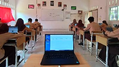 Students participate in the Computer-Based National Assessment using Chromebook laptops at State Senior High School 1 Bintan Pesisir, Bintan Regency, Riau Islands, August 2023. Instagram/Smansa_binsir