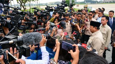 President Prabowo Subianto, accompanied by Vice President Gibran Rakabuming Raka, conveyed the results of communication with the President of the United States, Donald Trump regarding the reduction of Indonesian export tariffs to the United States to the press at the Halim Perdanakusuma Air Force Base, Jakarta, July 16, 2025. BPMI Setpres/Muchlis Jr