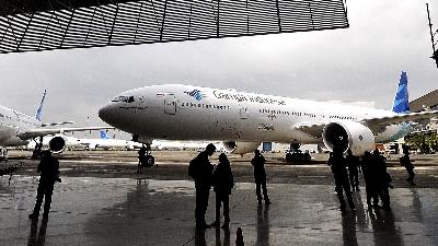 A Boeing 777-300ER aircraft in the Garuda Maintenance Facility AeroAsia hangar, Cengkareng, Tangerang, Banten. Tempo/Tony Hartawan