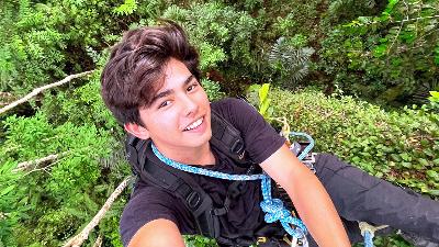 Andrew Kalaweit climbs a tree in Pararawen, North Barito, Central Kalimantan. Private Doc.