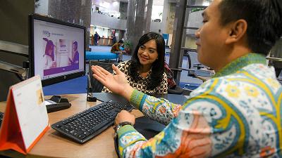 An officer provides information to a customer about Retail State Debt Securities (SBN). Antara/Nova Wahyudi