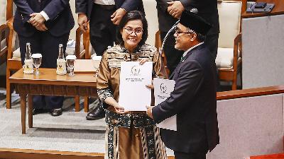 Minister of Finance Sri Mulyani Indrawati receives the discussion results report from Deputy Chairman of the House Budget Agency (Banggar) Jazilul Fawaid during the 25th Plenary Session of the House of Representatives, Session IV of the 2024-2025 Session Year, at the Parliament Complex, Senayan, Jakarta, July 24, 2025. Antara/Dhemas Reviyanto