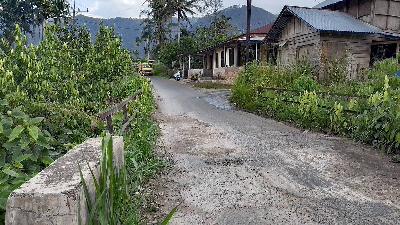 The condition of the main bridge used for daily activities in Nagari Tungkar, Situjuah Limo Nagari District, Lima Puluh Kota Regency, August 5, 2025. Tempo/Fachri Hamzah