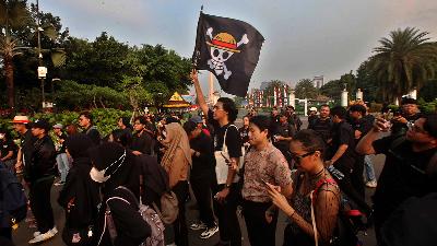 A Kamisan protest participant carries a One Piece flag in front of the State Palace, Jakarta, August 7, 2025. Tempo/Amston Probel