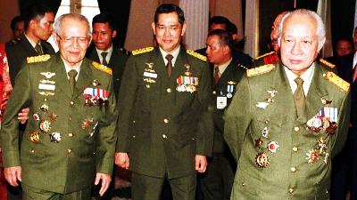 President Soeharto walks with Vice President Try Sutrisno and Grand General (Ret.) A.H. Nasution (left) during the 52nd ABRI Day commemoration at Bina Graha, Jakarta, October 5, 1997. Antara/Ali Anwar
