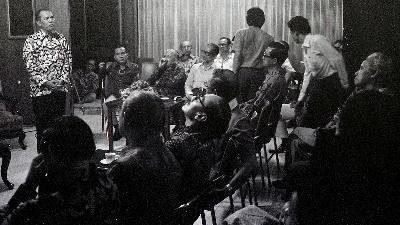 Abdul Haris Nasution delivers a speech during a halalbihalal gathering of the Petition of 50 group at Ali Sadikin’s residence on Jalan Borobudur, Jakarta, 1981. Tempo Doc./Dahlan Iskan