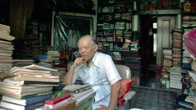 Abdul Haris Nasution in his book collection room at his residence on Jalan Teuku Umar No. 40, Menteng, Jakarta, 1991. Tempo Doc./Rini PWI