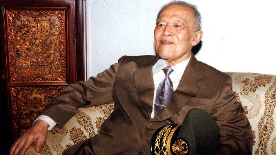 Abdul Haris Nasution, after receiving the five-star rank, or TNI Grand General, at his house on Jalan Teuku Umar, Jakarta, September 30, 1997. Tempo Doc./DR/Hidayat SG