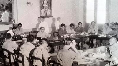 Minister of Defense Mohammad Hatta holding the first negotiation meeting with military staff at Gedung Agung, Yogyakarta, February 28, 1948. National Library Document/Reproduction/Tempo/Charisma Adristy