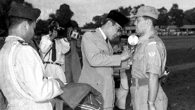 President Sukarno inaugurating Abdul Haris Nasution as the Army Chief of Staff in Jakarta, November 7, 1955. Antara/Ipphos