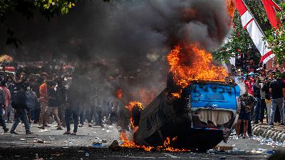 Protesters torch a police car during a rally demanding the resignation of Regent Sudewo in Pati Regency, Central Java, Aug. 13, 2025. Antara/Aji Styawan