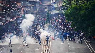 Clashes between "Dissolve the DPR" protesters and security officers on Pejompongan Raya street, Jakarta, August. 25, 2025. Tempo/Martin Yogi Pardamean