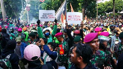 A number of Indonesian National Armed Forces (TNI) members secure a protest by online motorcycle taxi drivers in front of the Brimob Kwitang Command Headquarters, Central Jakarta, August. 29, 2025. Tempo/Ilham Balindra
