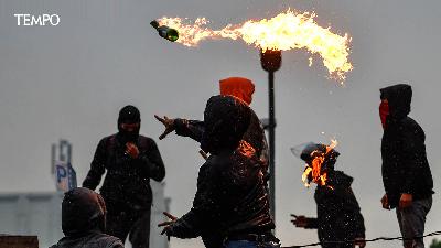 Massa aksi melemparkan molotov saat aksi di Depan Gedung DPRD Jawa Barat di Bandung, Jawa Barat, Jumat (29/8/2025). Aksi yang diikuti oleh berbagai elemen masyarakat yang menuntut pembatalan kenaikan tunjangan Anggota DPR RI serta pengusutan penabrakan pengemudi ojek online tersebut berakhir ricuh. ANTARA FOTO/Raisan Al Farisi/rwa.
