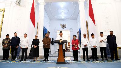 President Prabowo Subianto (center) with leaders of state institutions and political party chairmen gives a press statement responding to the national situation after the riots, at the Merdeka Palace, Jakarta, August 31, 2025. Antara/Galih Pradipta