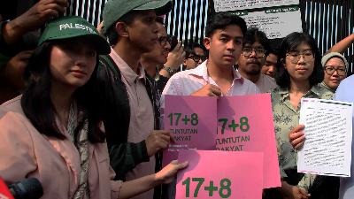 A number of influencers deliver the 17+8 demand letter at the Parliament Complex, Senayan, Jakarta, September 4, 2025. Tempo/Amston Probel
