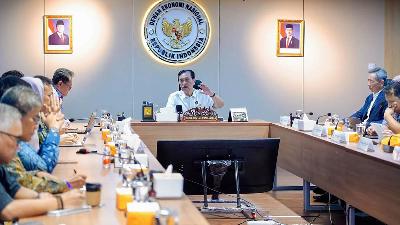 Chairman of the National Economic Council Luhut Binsar Pandjaitan speaks with members of the Alliance of Indonesian Economists (AEI) at the DEN office in Jakarta, September 12,
2025. Instagram/@dewanekonomi.id