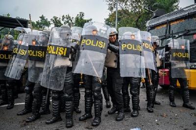 Police stand guard as students protest in front of the DPR Building, Jakarta, August 25, 2025. Antara/Bayu Pratama S