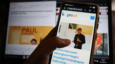 News report on the arrest of activists Saiful Amin and Muhammad Fakhrurrozi. Tempo/Charisma Adristy.