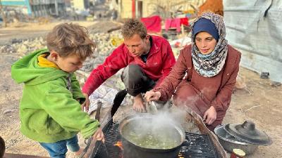 A displaced family living in a tent in northern Gaza prepares food as the siege blocking the entry of food continues, The Gaza Strip, March 2025. Doc. UNRWA