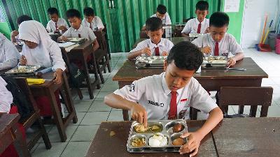 Students of SDN 15 Slipi enjoy free nutritious meals in Jakarta, January 20, 2025. Tempo/Ilham Balindra