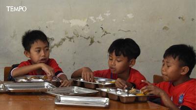 Murid menghabiskan menu MBG di SDN Sirahcai, Desa Cisempur, Kecamatan Jatinangor, Sumedang, Jawa Barat, 9 Oktober 2025. Tempo/Prima Mulia